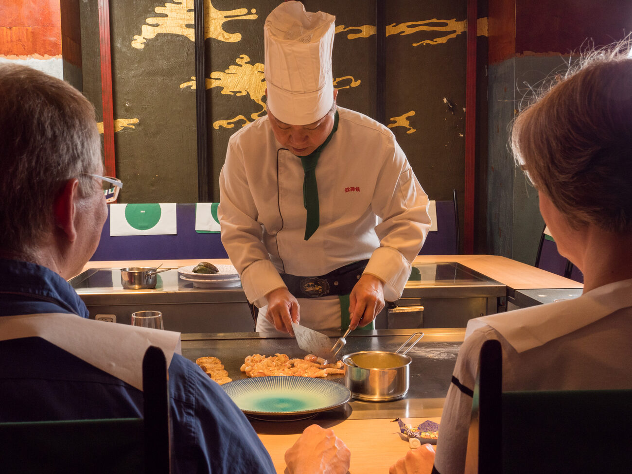 Chef Takahashi bereitet Teppanyaki vor seinen Gästen zu