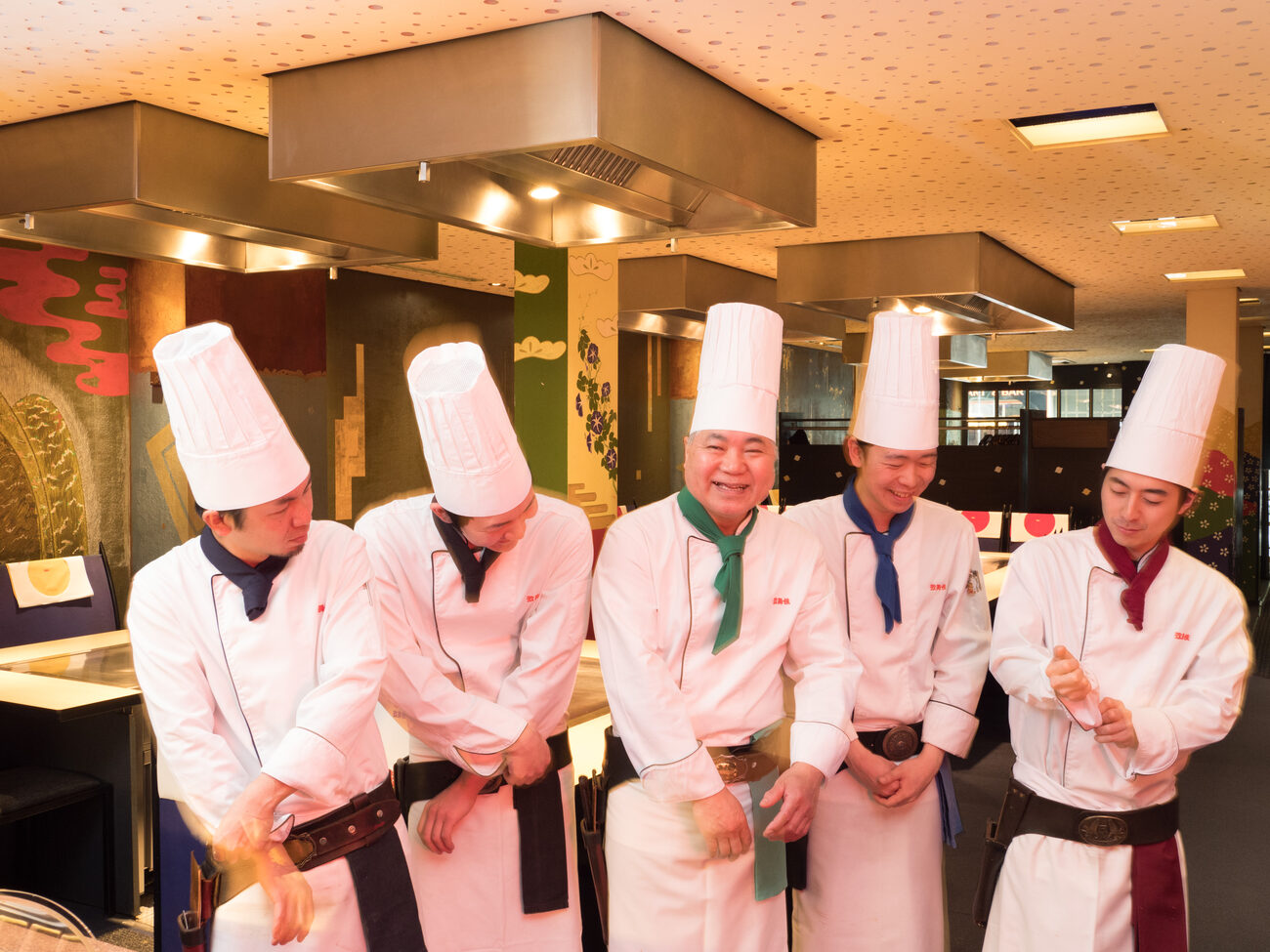 Chef Takahashi mit dem Teppanyaki-Küchenteam von KABUKI