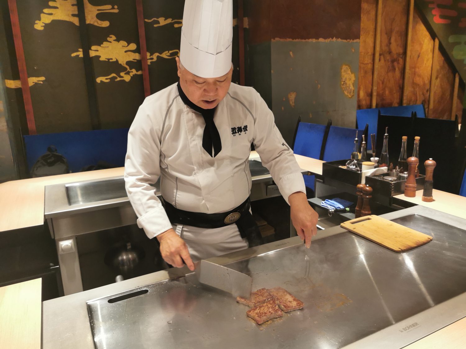 Chef Takahashi bereitet Wagyu für das KABUKI Classic Menü am Teppan zu